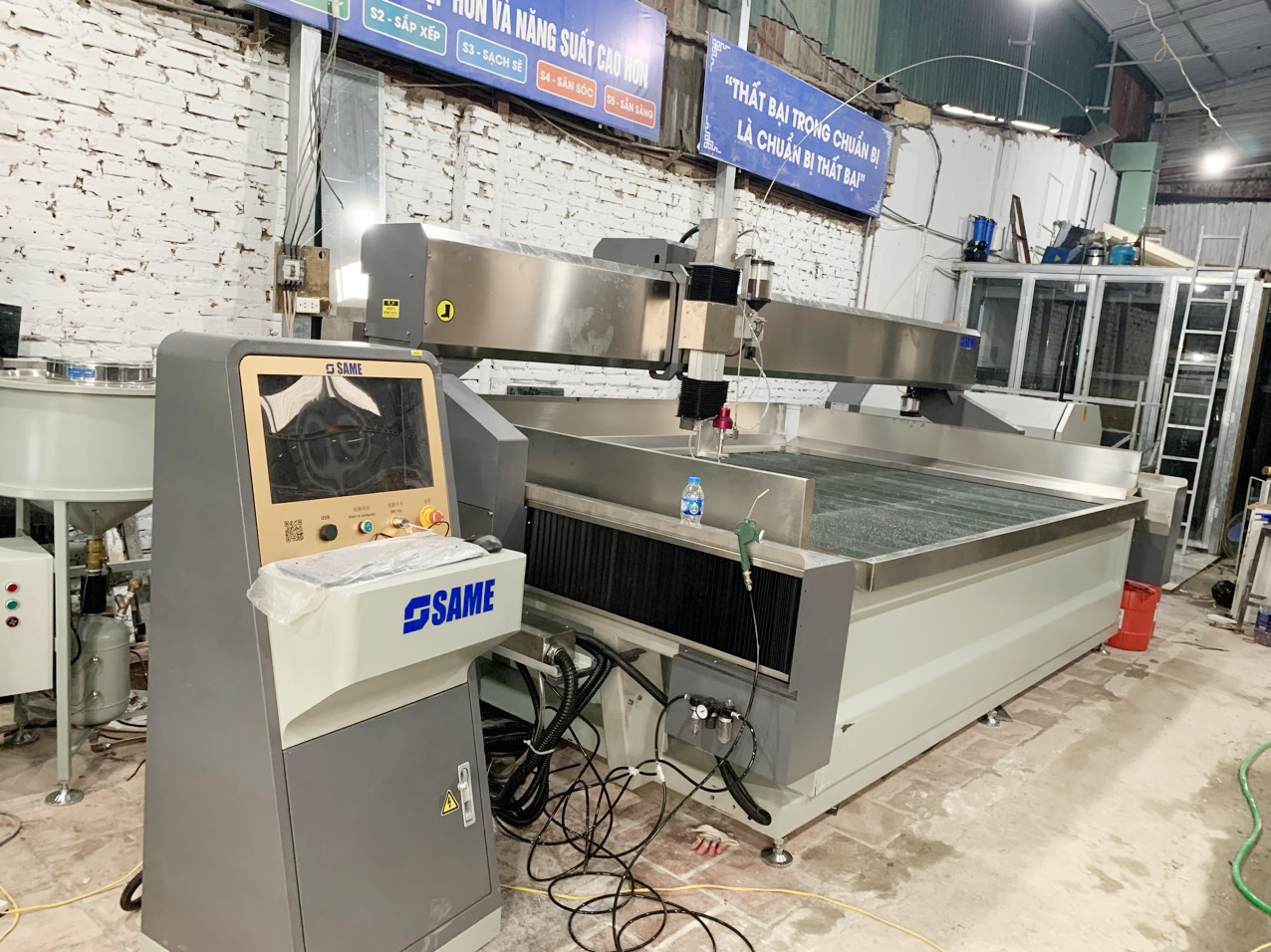 Lắp đặt và chuyển giao công nghệ máy cắt tia nước SAME cho Gương Kính Hà Tâm