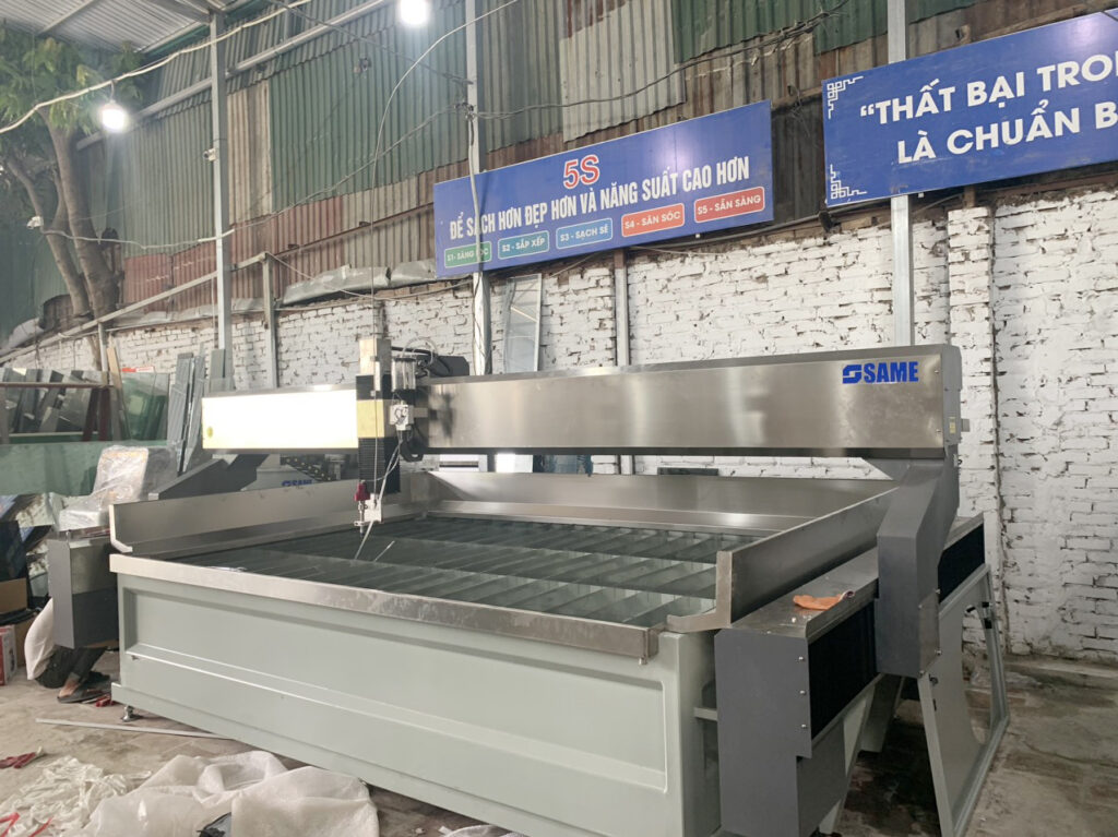 lắp đặt máy cắt tia nước SAME cho gương kính Hà Tâm