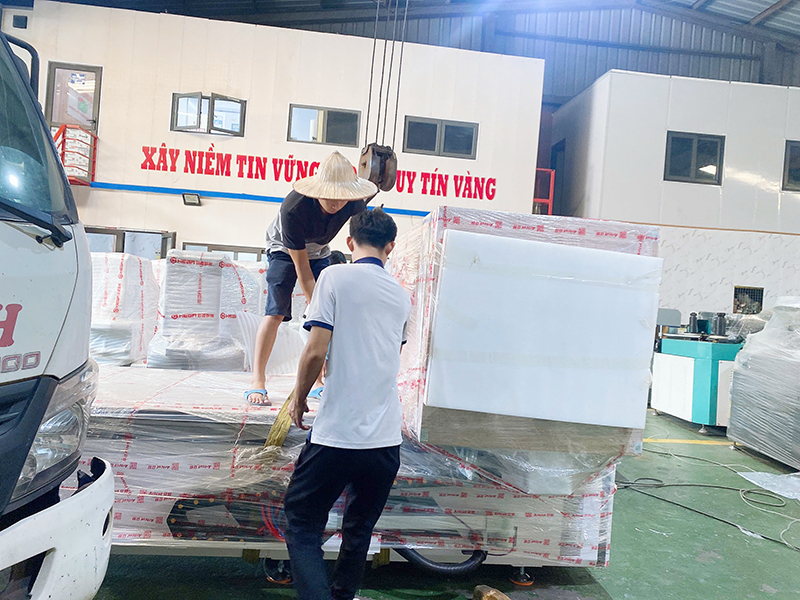 Chuyển giao máy cắt khắc laser khổ 1325 cho Gương Kính Thủ Đô