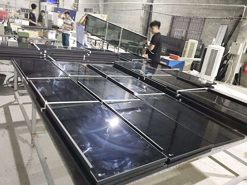 Có nên đầu tư máy gia công kính trong xưởng sản xuất cánh kính không?