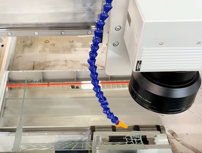 MÁY LASER CHÀ MỜ GƯƠNG KÍNH – GIẢI PHÁP CÔNG NGHỆ CAO CHO NGÀNH GIA CÔNG KÍNH HIỆN ĐẠI