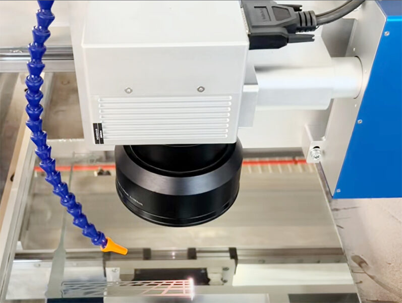 MÁY LASER CHÀ MỜ GƯƠNG KÍNH – GIẢI PHÁP CÔNG NGHỆ CAO CHO NGÀNH GIA CÔNG KÍNH HIỆN ĐẠI