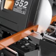 Máy trang bị băng tải con lăn tại đầu di động, giúp nạp phôi và lấy phôi ra dễ dàng