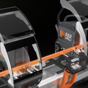 Khu vực gia công được che chắn an toàn bằng nắp chụp lưỡi cắtNắp chụp được làm từ polycarbonate chống trầy và tự động mở/đóng bằng xy lanh khí nén đúng thời điểm trong chu trình cắt — bảo vệ người vận hành mà không cản trở thao tác.