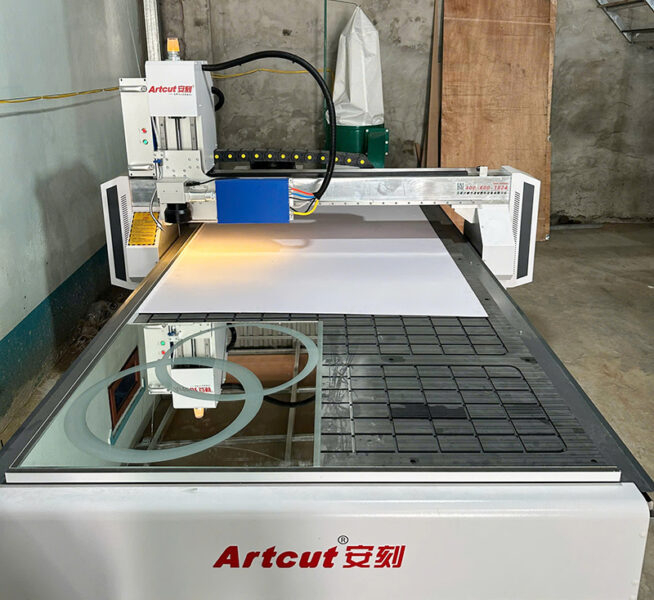 chuyen giao may khac laser len gương kinh anh tuan phuc tho 1
