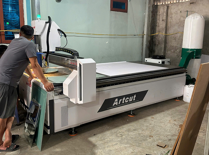 chuyen giao may khac laser len guong kinh